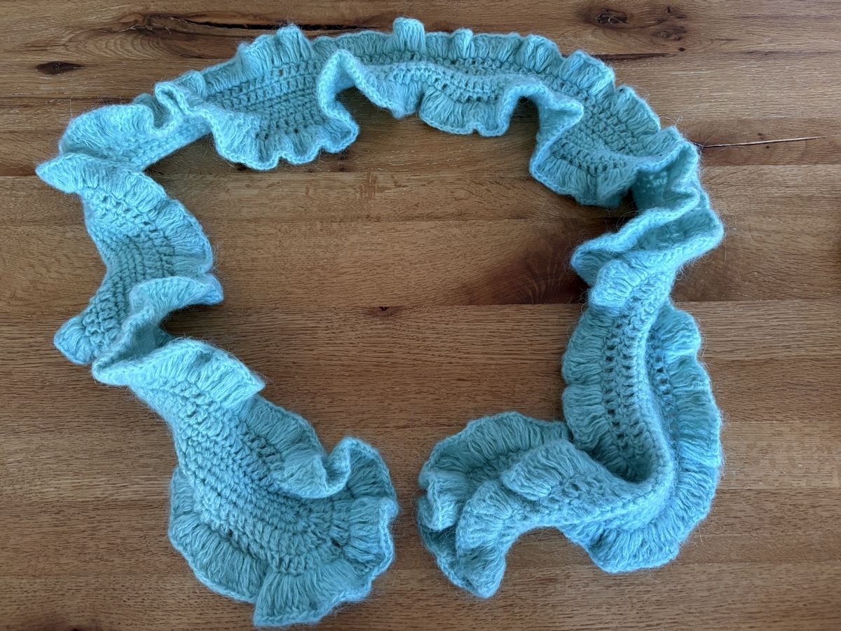 Foulard & Sciarpe: Part Two Strickschal Türkis mit Rüschen- Neuwertig! – Nuovo (secondo la descrizione) da Cham venduto da chanel3