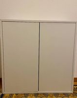 Weisses Bücherregal mit Türen (Ikea)