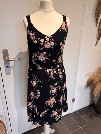 Sommerliches Kleid mit Blumenmuster von Only Gr. 34