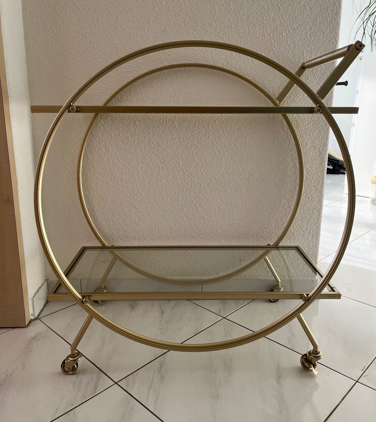 Servierwagen: Wunderschöner goldener Servierwagen mit Glastablaren – Gebraucht aus Hildisrieden von Gwennn