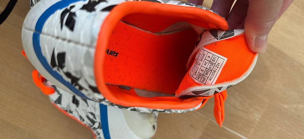 Chaussures garçon: Fussball Schuhe Gr 36 – D'occasion à Tägerwilen par ho__r7hj 2