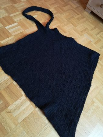 Poncho schwarz handgestrickt Alpaka 