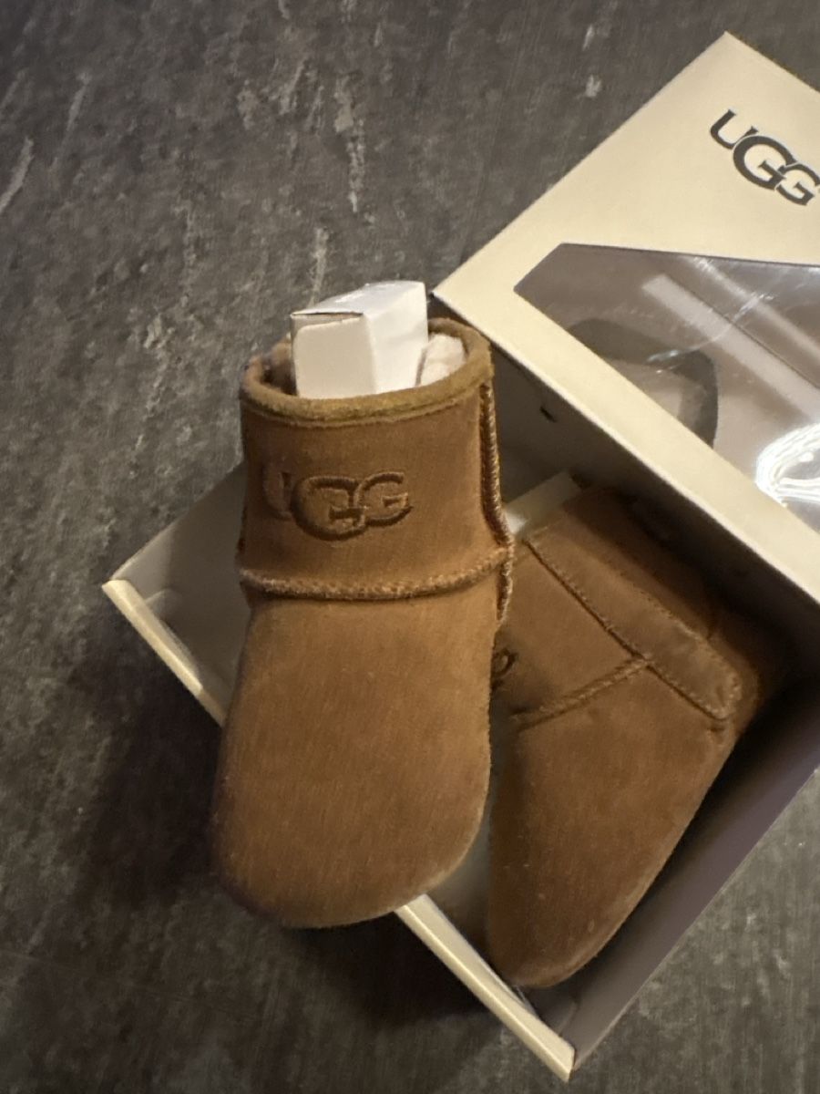 Scarpe per ragazzi: Chaussons UGG – Usato da Lausanne venduto da Soins 3