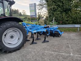 Traktor mit Grubber