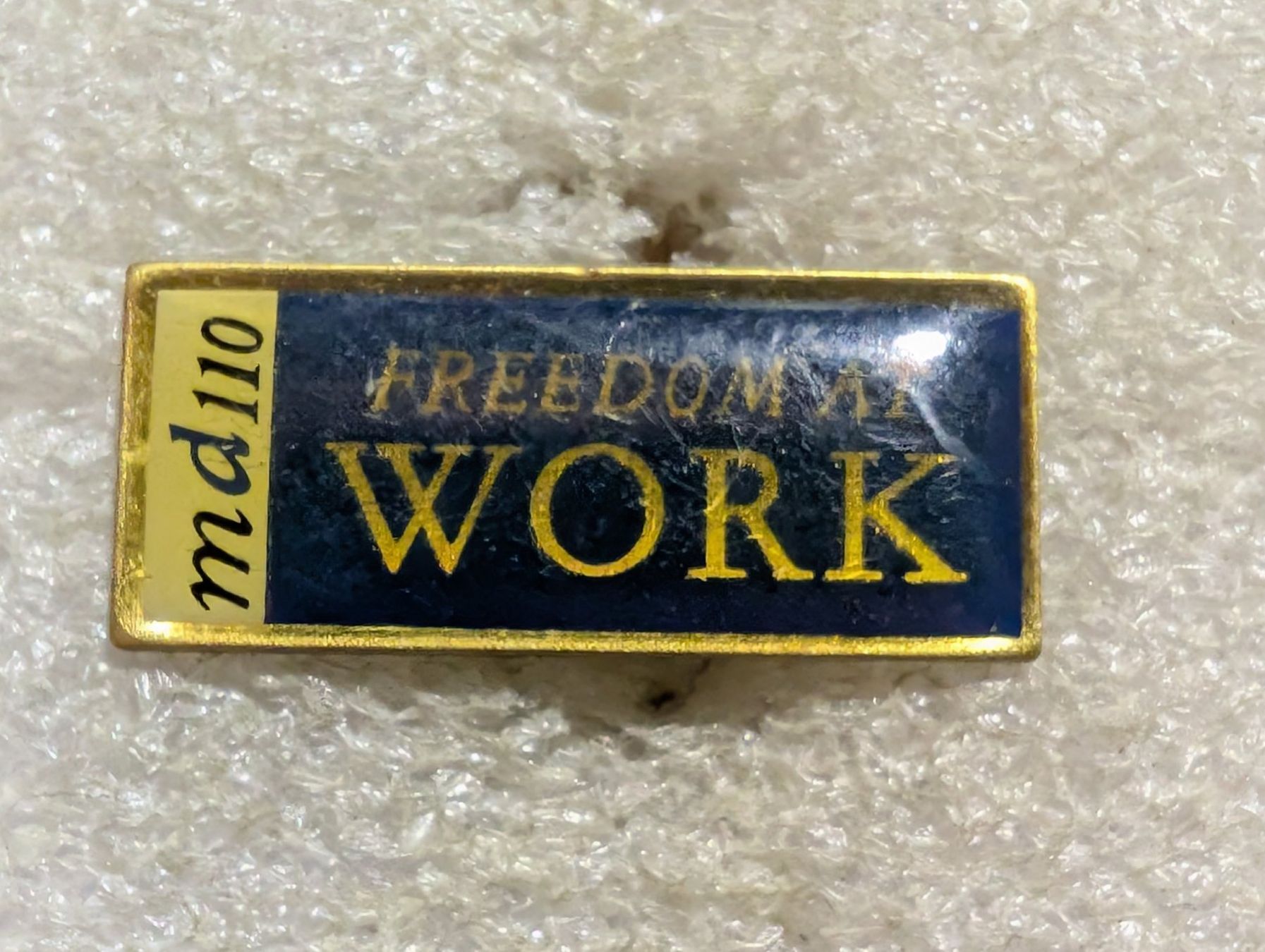 Plaketten & Abzeichen: Ansteckpin 41: Freedom at Work – Gebraucht aus Oppligen von Pin-Fall-Shop