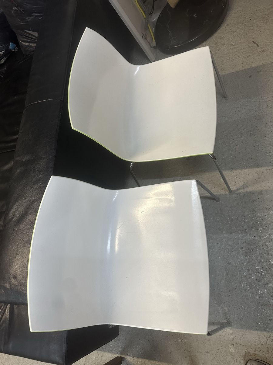 Arper Stühle: 2 chaises bicolores Arper – Gebraucht aus Cugy fr von osc_lxr7 1
