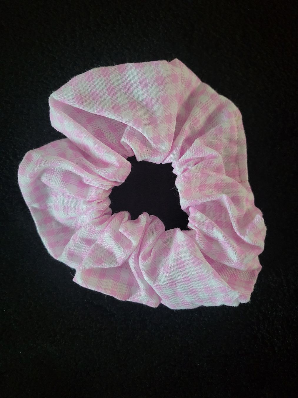 Haarschmuck: Scrunchie / rosa-weiss / Karo / Handgenäht  – Neu und originalverpackt aus Lömmenschwil von S4BR1N4