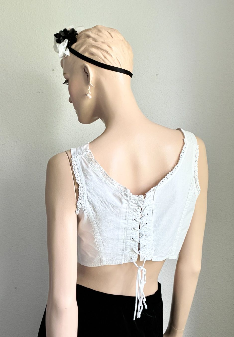 Top: Weisses Leinenbustier/Top mit Perlmuttknöpfen – Usato da Kloten venduto da Nephty 2
