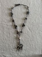 Halskette mit Perlen und Kristallen grau Modeschmuck