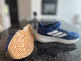 Adidas Sportschuhe für Turnhalle Gr. 35 unisex