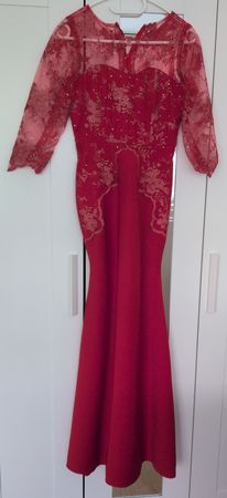  Abendkleid mit Spitzenapplikation