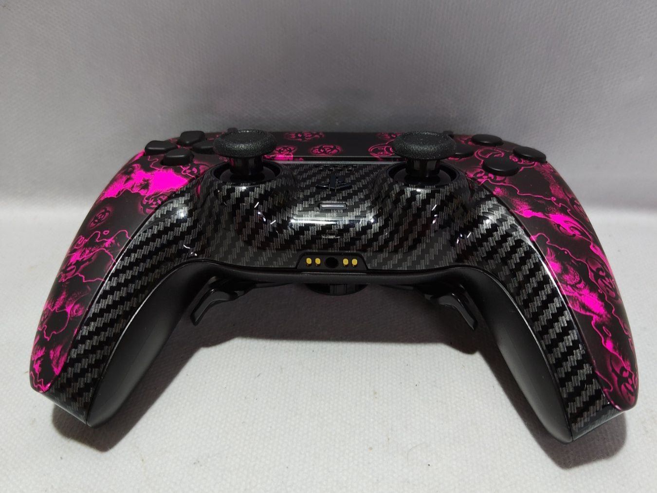 Sony Console: Manette PS5 pro, DualSense Customisée Rose et Noire. – Usato da Courtemaîche venduto da Atelier.tech 1