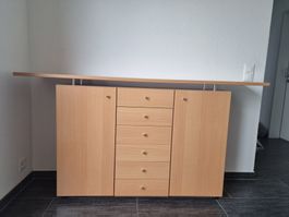 Schönes Sideboard mit Schubladen und Ablagefläche