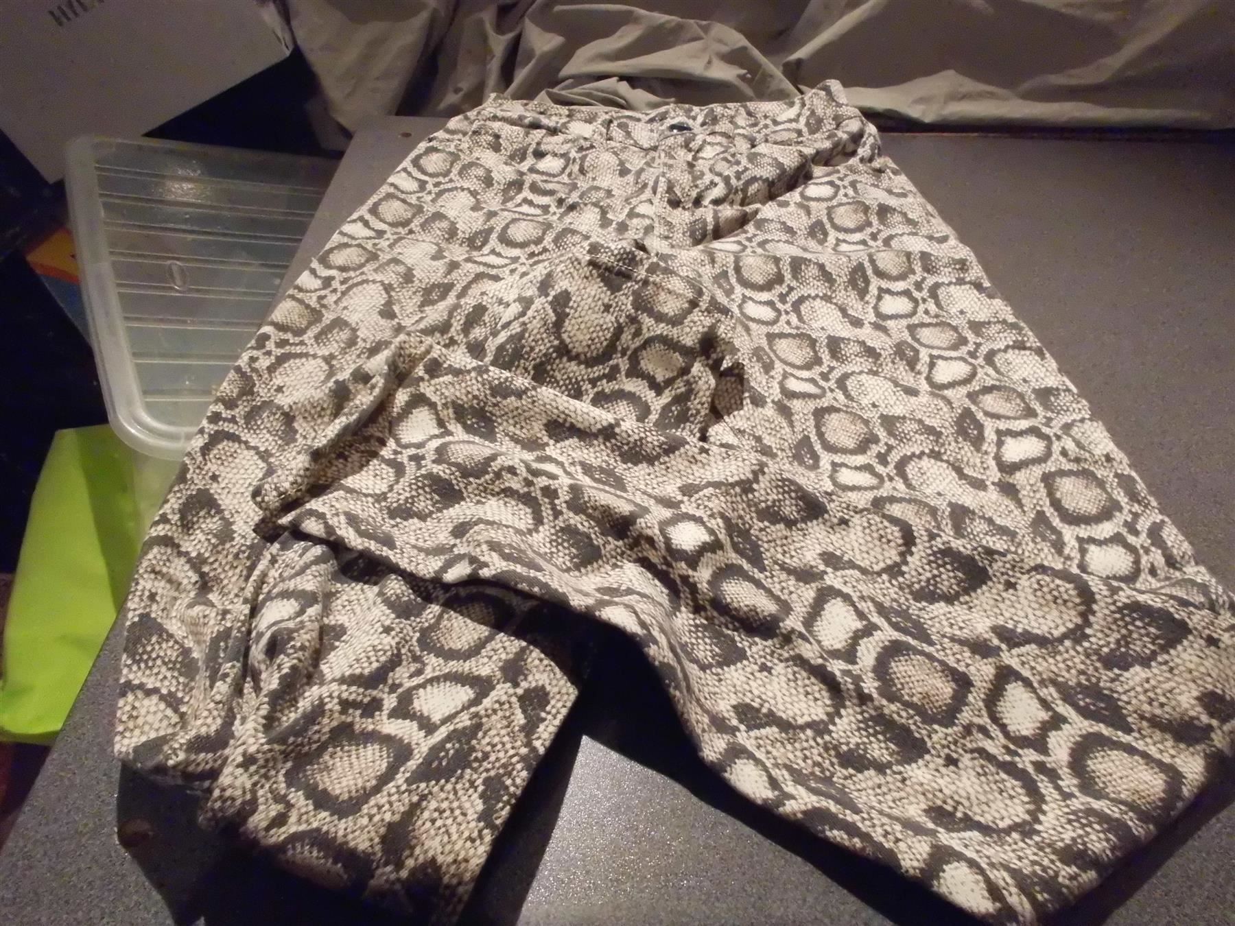 Pantalons: Hose ca. Grösse S, Schlangenmuster – D'occasion à Zürich par abraxas1291