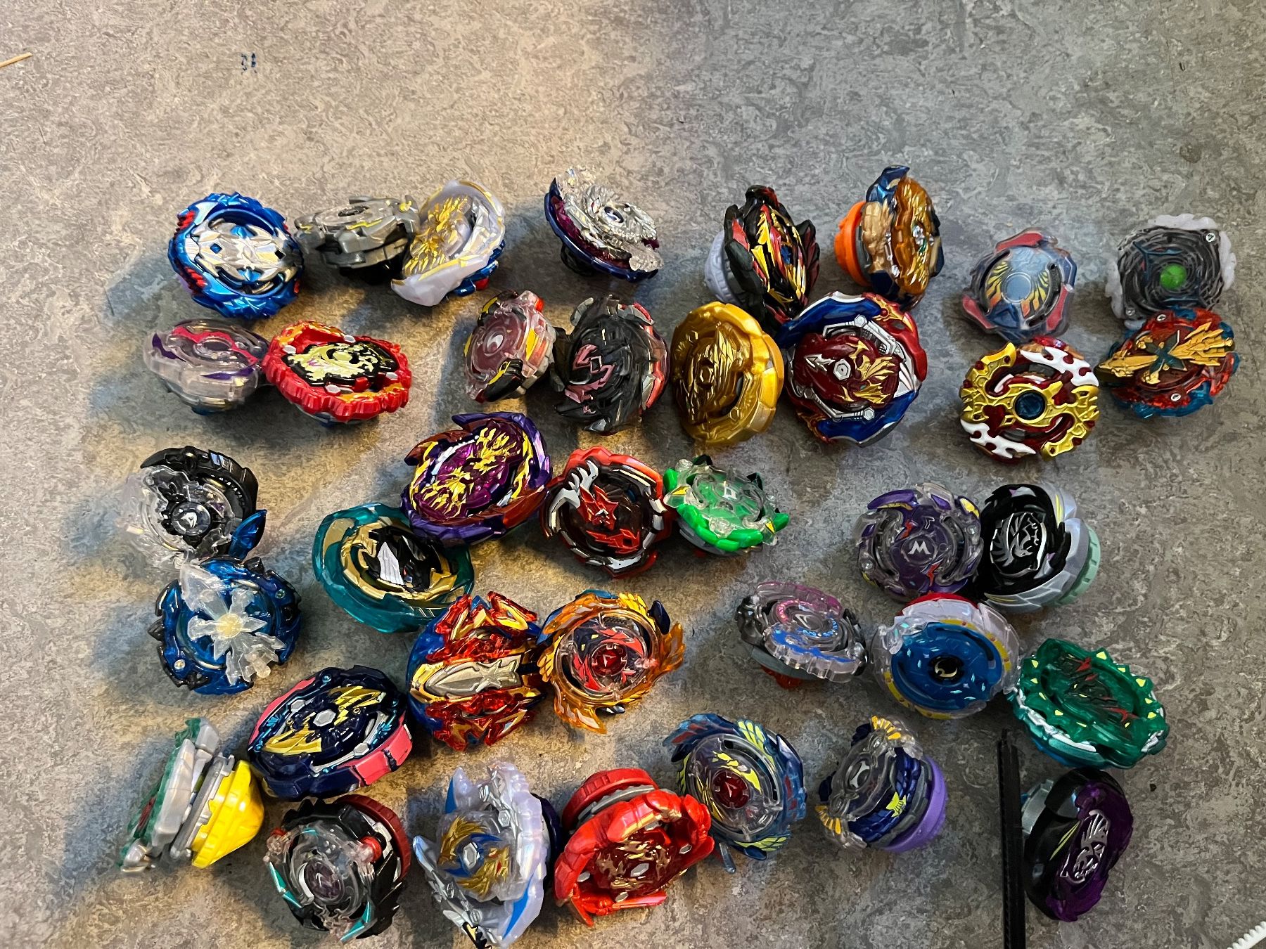 Hasbro Giocattoli: 35+ Beyblades sowie diverse Launcher – Usato da Bern venduto da ei.ma 1