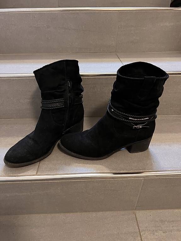 Scarpe da donna: Stiefelette Damen schwarz GR 41 – Usato da Saas im Prättigau venduto da cla_289l 1