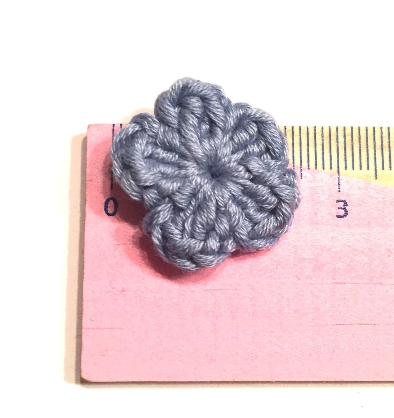 Toppe: 5x Blumen blau-grau gehäkelt 25 mm – Nuovo e nell'imballaggio originale da Emmenbrücke venduto da swissmade-miracles 2