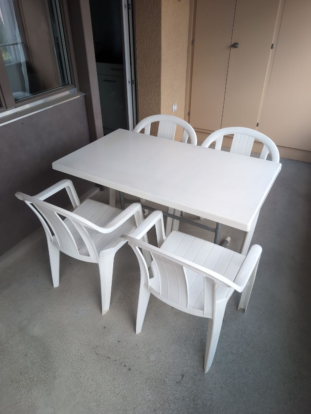 Set di tavolo e panche: Gartentisch mit 4 Stühlen – Usato da Alberswil venduto da __colafroeschli__