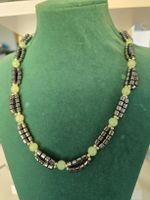 Collier mit Hämatit und hellgrünen Kugeln, lang 54cm.