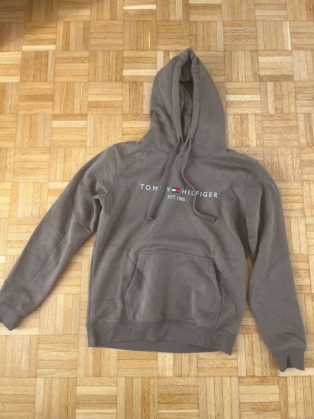 Tommy Hilfiger Pullover & Sweatshirts: Pull Tommy Hilfigher Brun – Gebraucht aus St-Sulpice VD von fra_6p6z