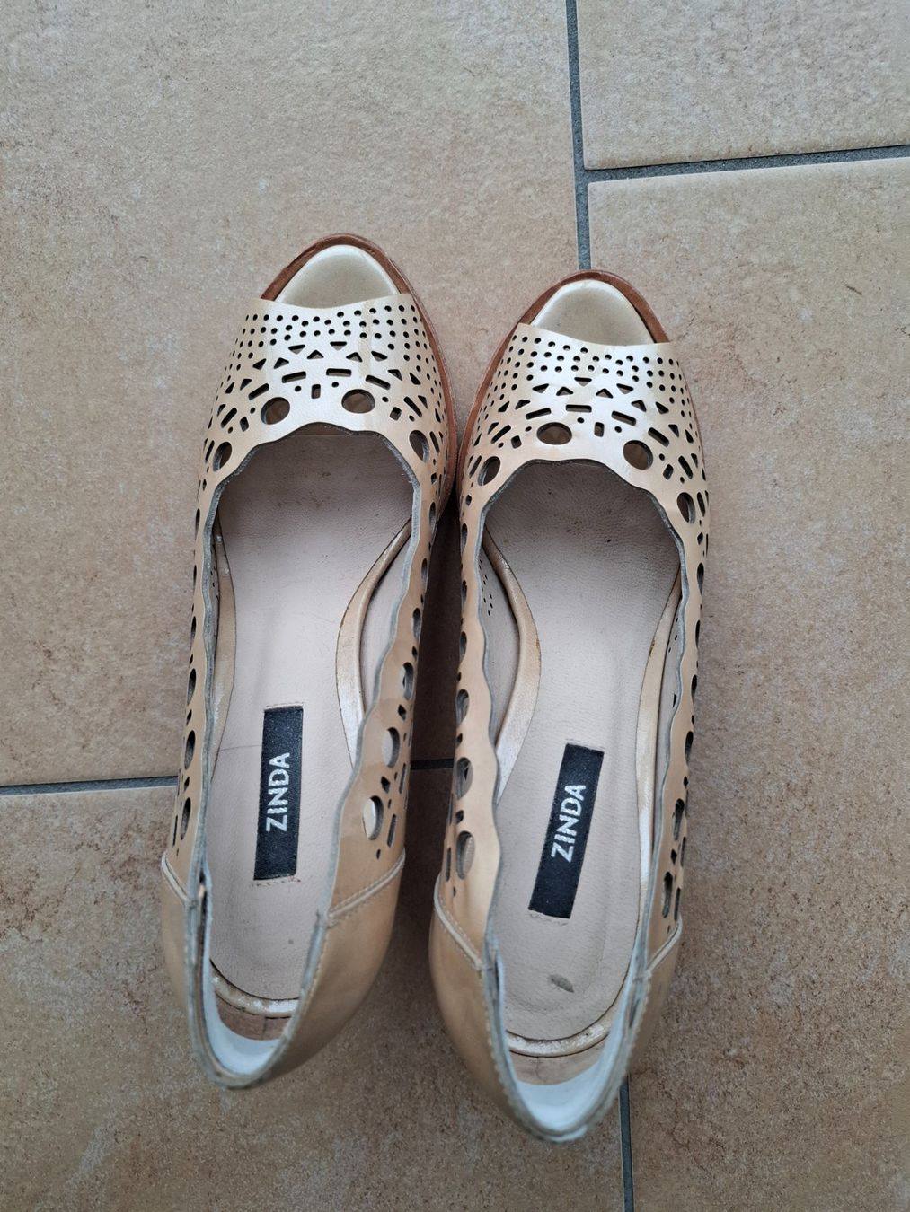 Scarpe da donna: Escarpin ZINDA taille 36 beige – Usato da Echallens venduto da dianitas