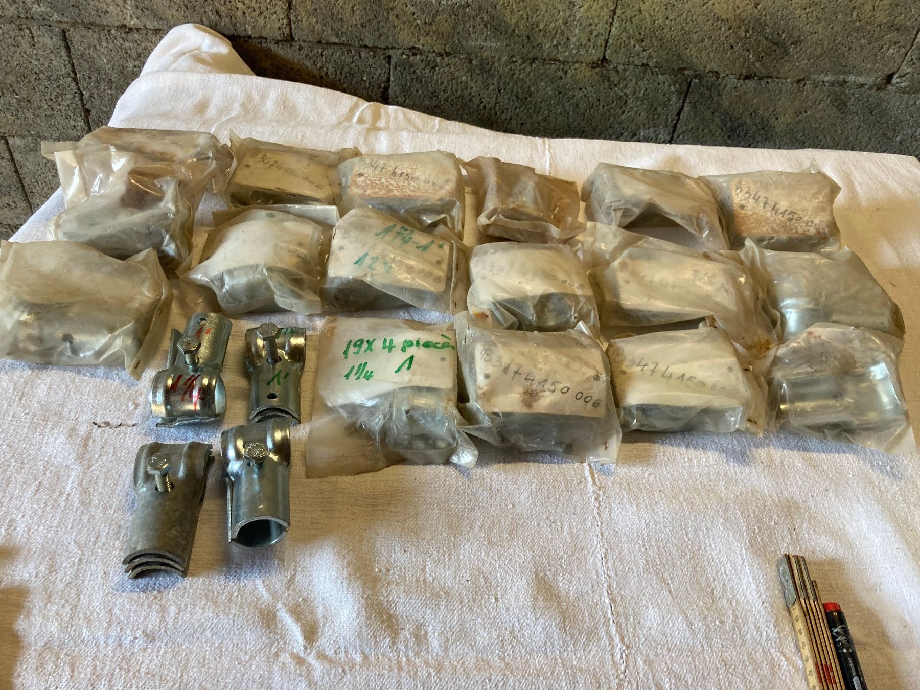 Recinzioni: 1 lot de 19 X4 pièces cornadis pour étable – Nuovo e nell'imballaggio originale da Bourrignon venduto da filledemai