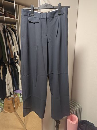 Damen Hose Zara dunkelblau Grösse M neuwertig