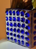 Schwere Glasvase mit integrierten blauen Glaselementen