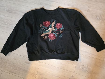 Schwarzes Shirt mit Kranich Stickerei, Grösse M, Top!