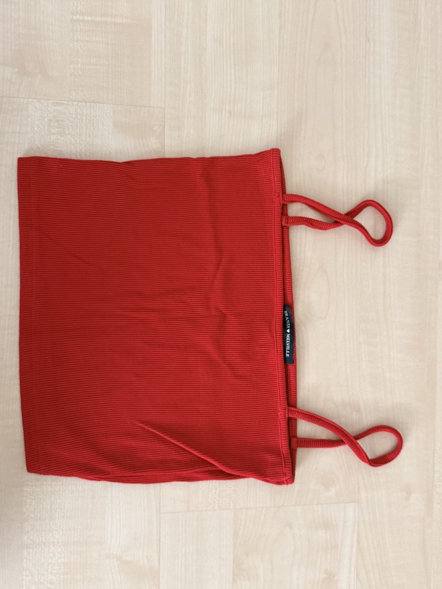 Brandy Melville Top: Rotes Top von Brandy Melville – Usato da Neerach venduto da lar_tkp2