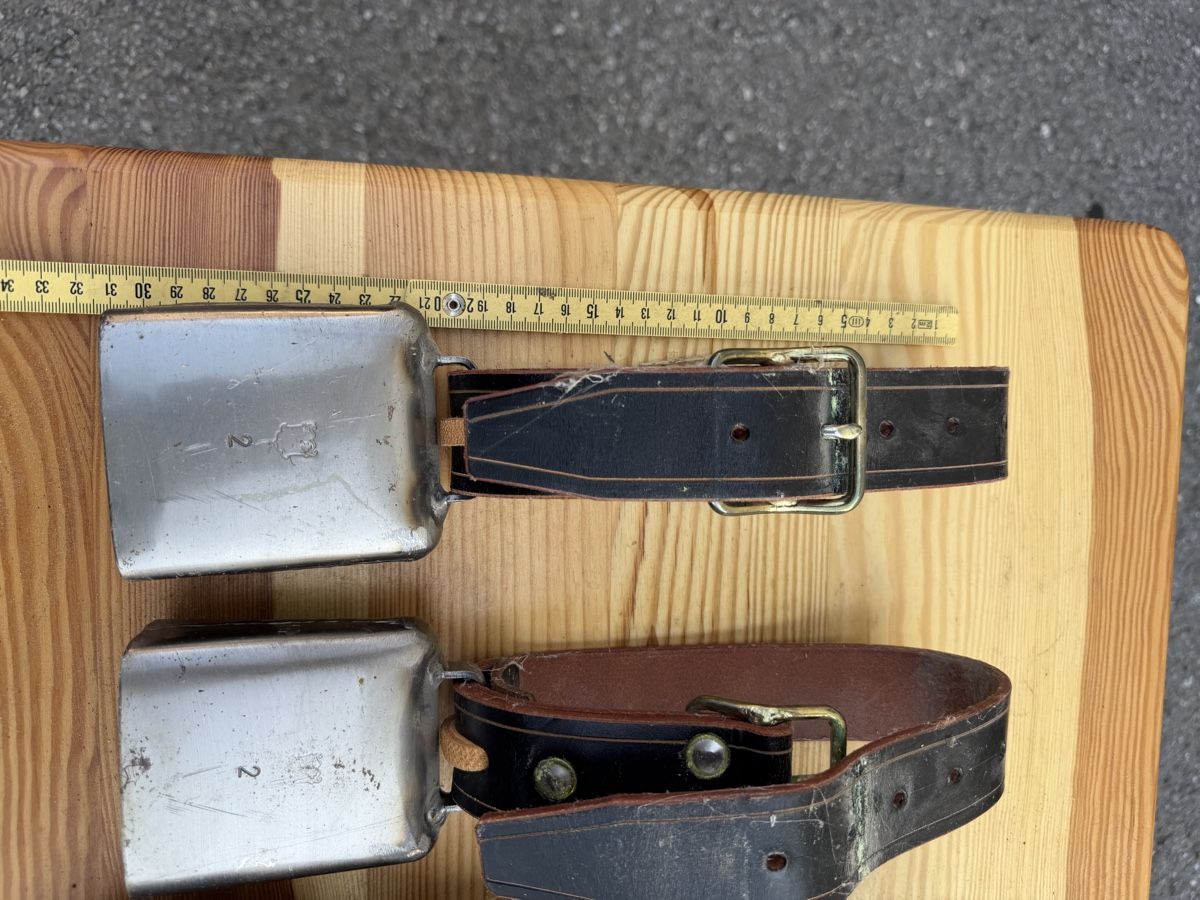 Glocken & Treicheln: Glocken mit Lederriemen Set 4 Stk. gebraucht – Gebraucht aus Plasselb von SeislerBrocki 1