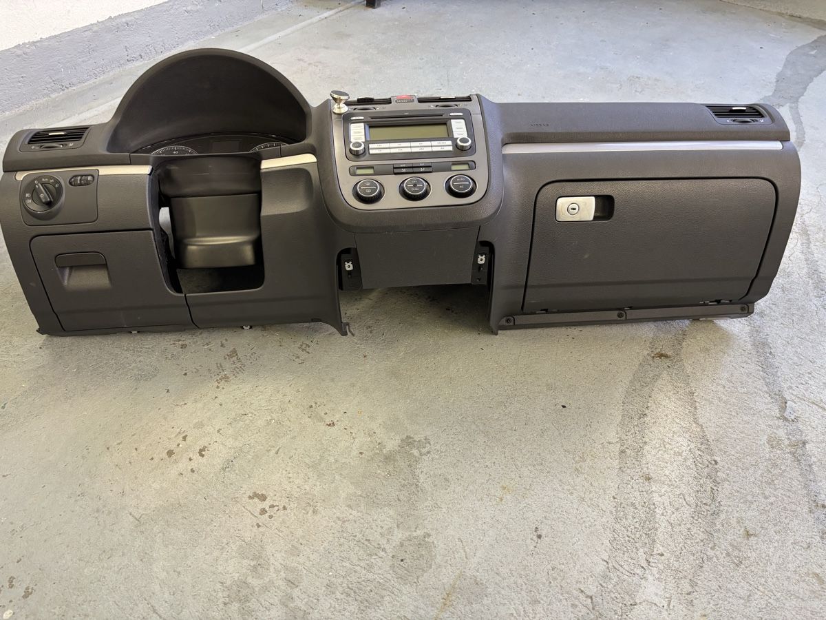 Volkswagen Tutti pezzi di ricambio auto: Vw Golf 5 jg 2008 2.0l Armaturenbrett – Usato da Engelburg venduto da schrotti02
