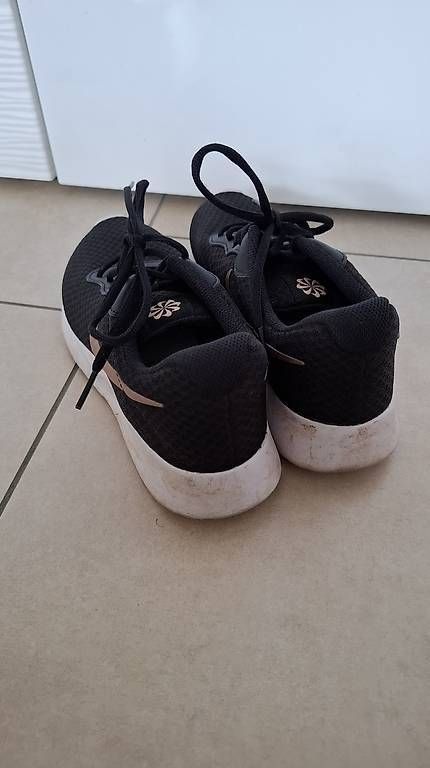 Nike Damenschuhe: Nike Sneaker - Grösse 39 – Gebraucht aus Rickenbach b. Wil von Kth_v8 4