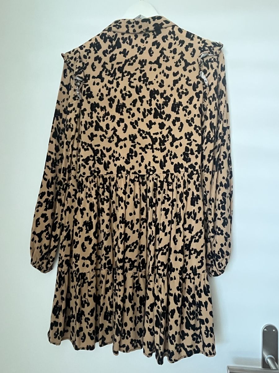 Stradivarius Kleider: Stradivarius Kleid mit Leopardenmuster Grösse M – Gebraucht aus Frauenfeld von heyLani 1
