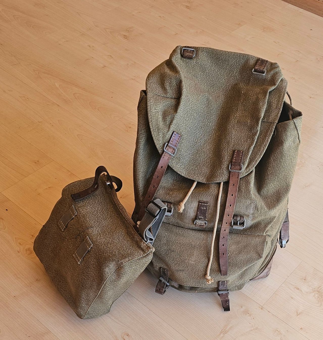 Schweizer Armee Zaini: Alter Militärrucksack mit Seitentasche – Usato da Rain venduto da Rasala3