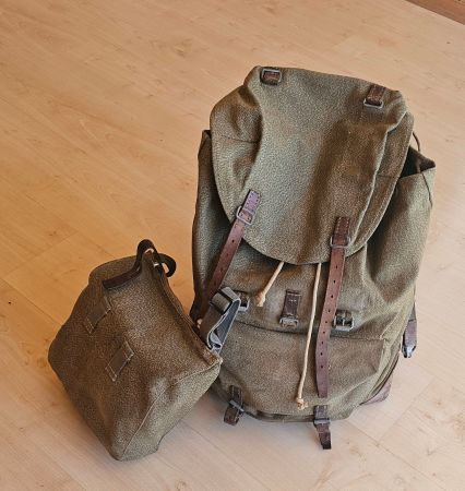 Alter Militärrucksack mit Seitentasche