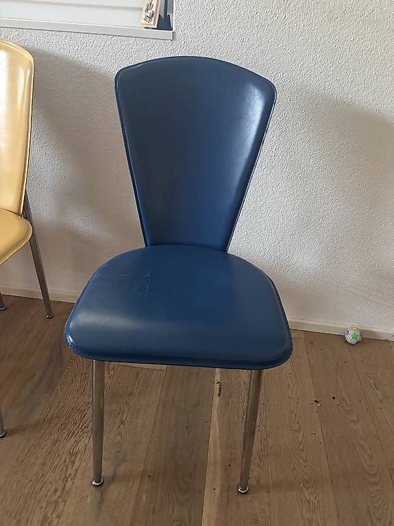 Chaises: 3 blue leather chairs.  – D'occasion à Hüntwangen par Lorena14 1