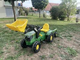 John Deere Trettraktor mit Schaufel und Anhänger