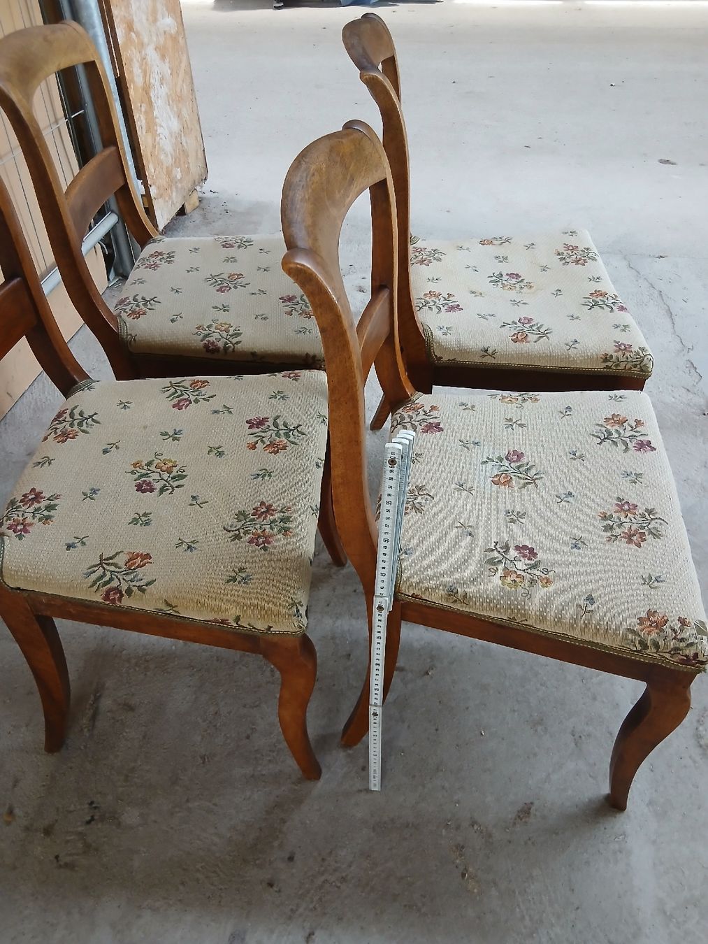 Chaises: 4.   CHAISES L.PHILIPPE VAUDOISE EN NOYER  – D'occasion à Neuchatel par NNeuchatel 5
