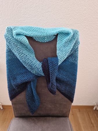 Handarbeit, Dreiecktuch, gehäkelt,  meerblau-meergrün