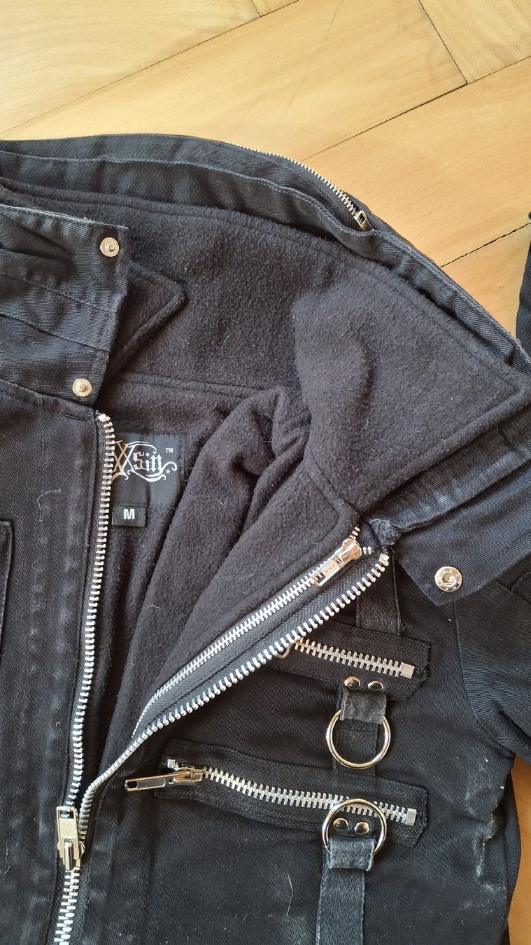 Lotti di vestiti: Veste noire avec clous et fermetures éclair deux pièces – Usato da Les Brenets venduto da flu_z9bl 1