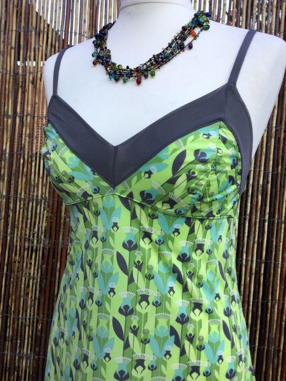 Robe Nuisette verte pomme fleurs NEUF Acheter sur Ricardo