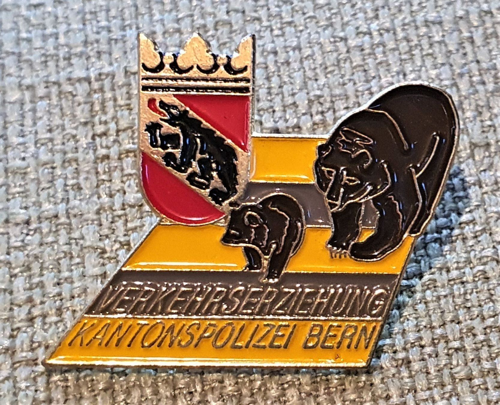 Plaketten & Abzeichen: E276 - Pin Kantons Polizei Bern Verkehr. – Gebraucht aus Reinach BL von Boston-Verkauf