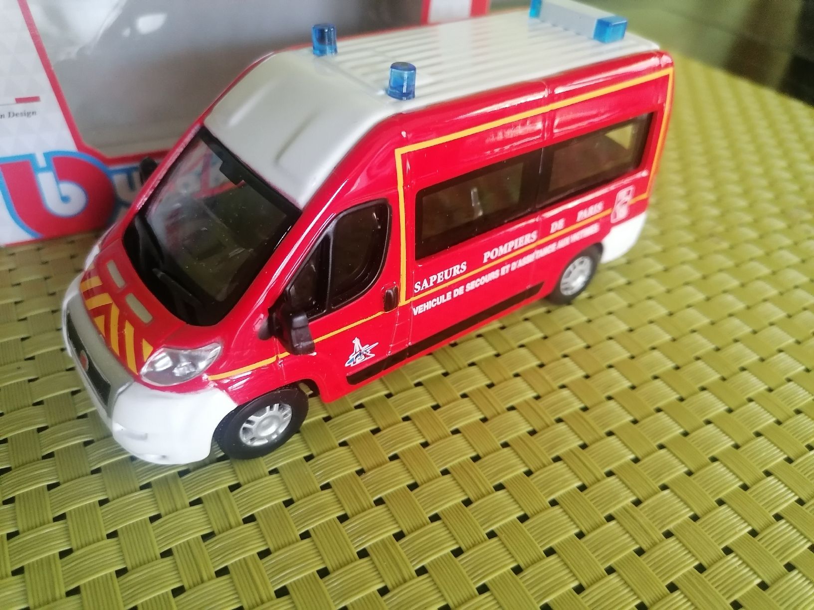 Autoart Modellini d'auto: Burago emergency pompiers Paris – Nuovo (secondo la descrizione) da Biberist venduto da troedlerheinz