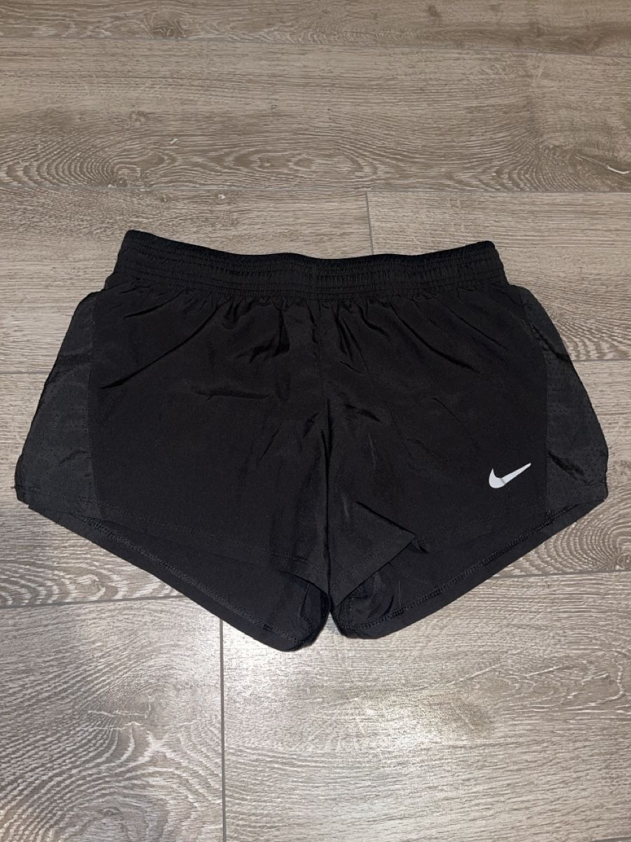 Nike Pantaloni: Short de course Nike noir – Usato da Le Locle venduto da Ophelhugy
