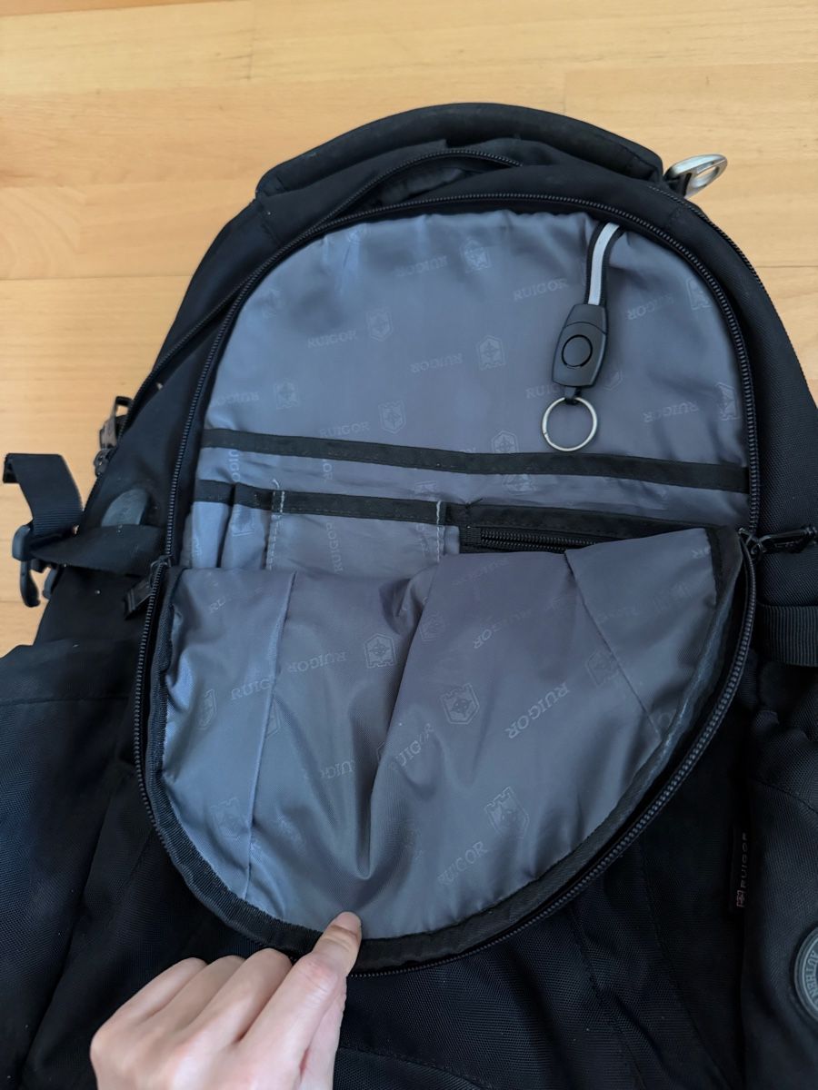 Rucksäcke: Ruigor backpack with (laptop case and charging usb cable) – Gebraucht aus Zürich von arr_vq5w 1