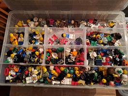 Box mit Lego Figuren Teilen, etc.  Versand möglich 