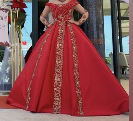 Abendkleid Rot mit Goldstickerei Grösse S wie neu