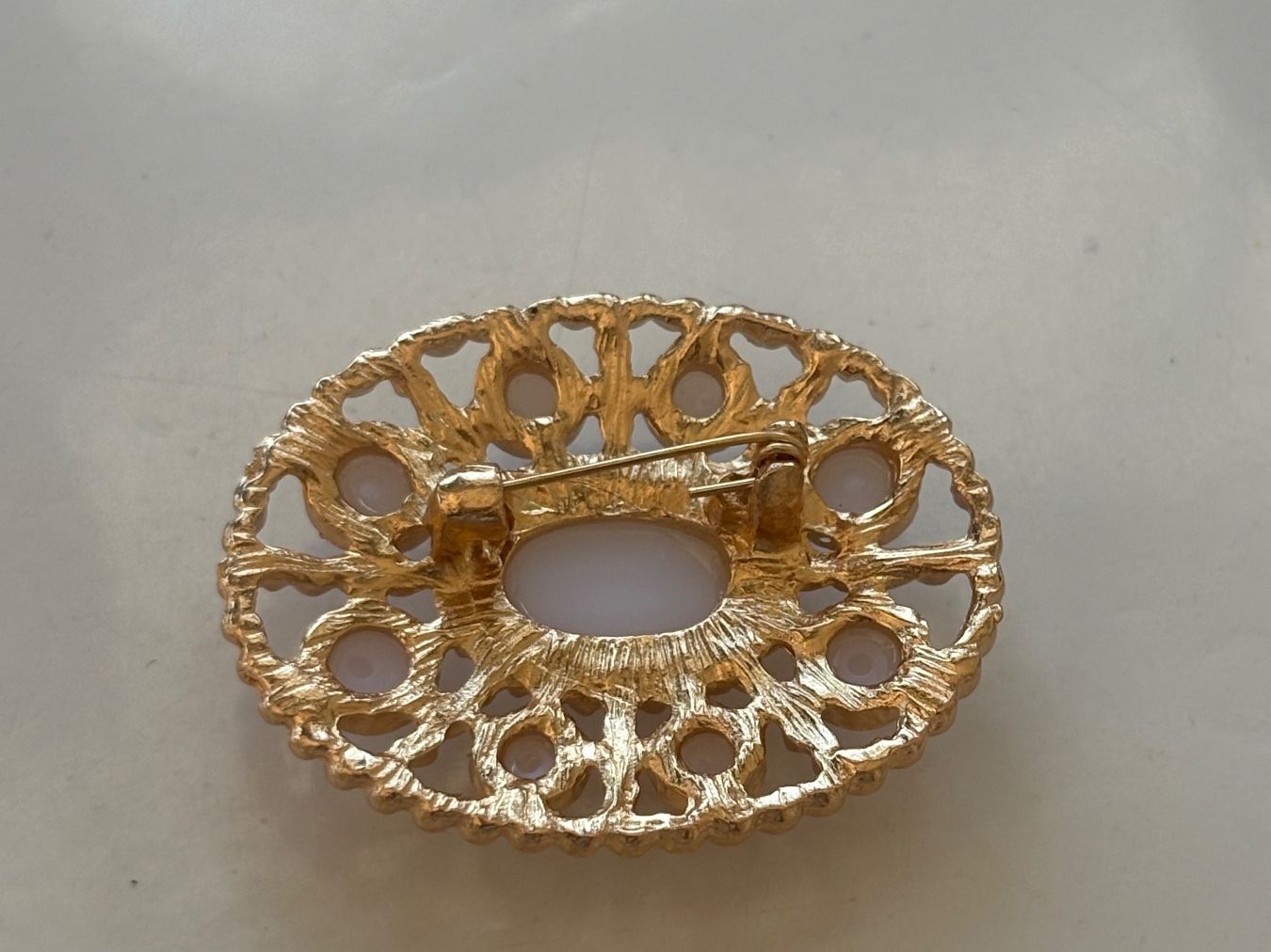 Broches & Aiguilles: Luxus Elegante  Brosche Vintage Farbe: Gold – Neuf (Voir description) à Biel-Bienne par Roserosse13 2