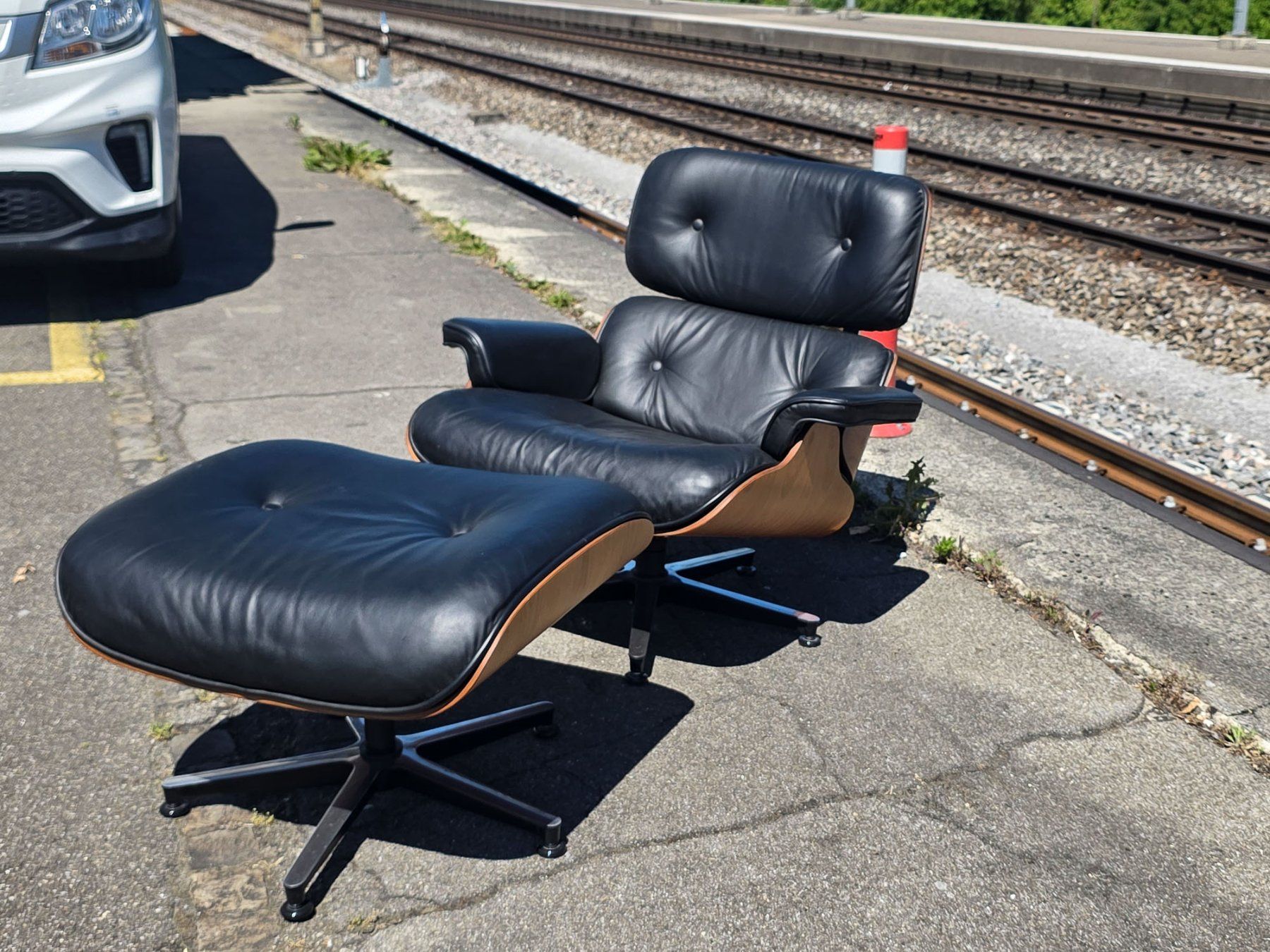 Poltrone: Cofemo Lounge Chair mit Ottoman - Leder schwarz - Ref. 05/71 – Usato da Au ZH venduto da BrockiAu 1